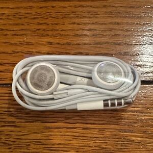 OEM Apple Earbuds. White Wired Volume and Microphone 🎤 🔈